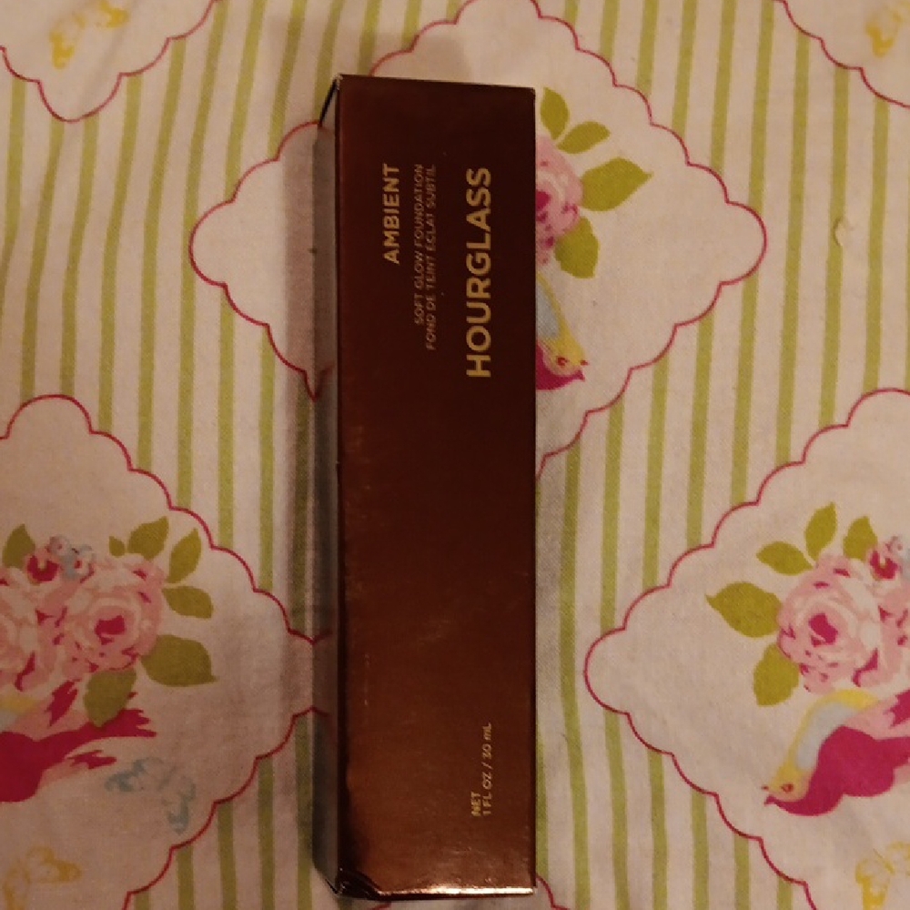 Hourglass Ambient Lighting Foundation - Shade 3